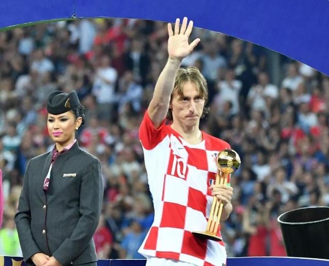 炫神因辱骂theshy，二路解说权限被收回，还被粉丝投诉到全国扫黑办